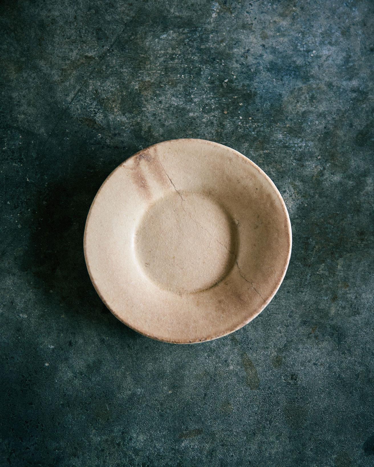 浅草の〈白日〉さんで見かけて購入した器。岩切さんは鹿児島で作陶しているお若い作家さんで、外国の神殿の石のような、独特な白の風合いが気に入りました。和洋中どんな料理にでも合いますよ。