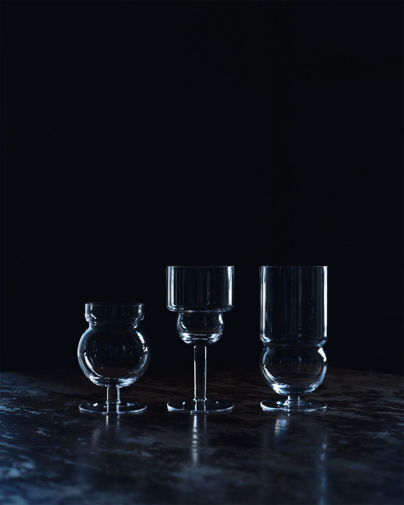 お酒やタバコを愛したイタリア出身のデザイナー、ジョエ・コロンボが幾何学的なフォルムを組み合わせて全6種類のグラスシリーズをデザイン。目立つ花弁だけでなく、枝の分岐や茎のカーブも楽しめるのは、透明なガラスならでは。〈カラクター〉の《スフェリコ グラスシリーズ》左 H10.5×φ7.5cm、中H14.5c×φ7m、右H14.5×φ7cm 各4,730円（全てカッシーナ・イクスシー青山本店 TEL 03 5474 9001）