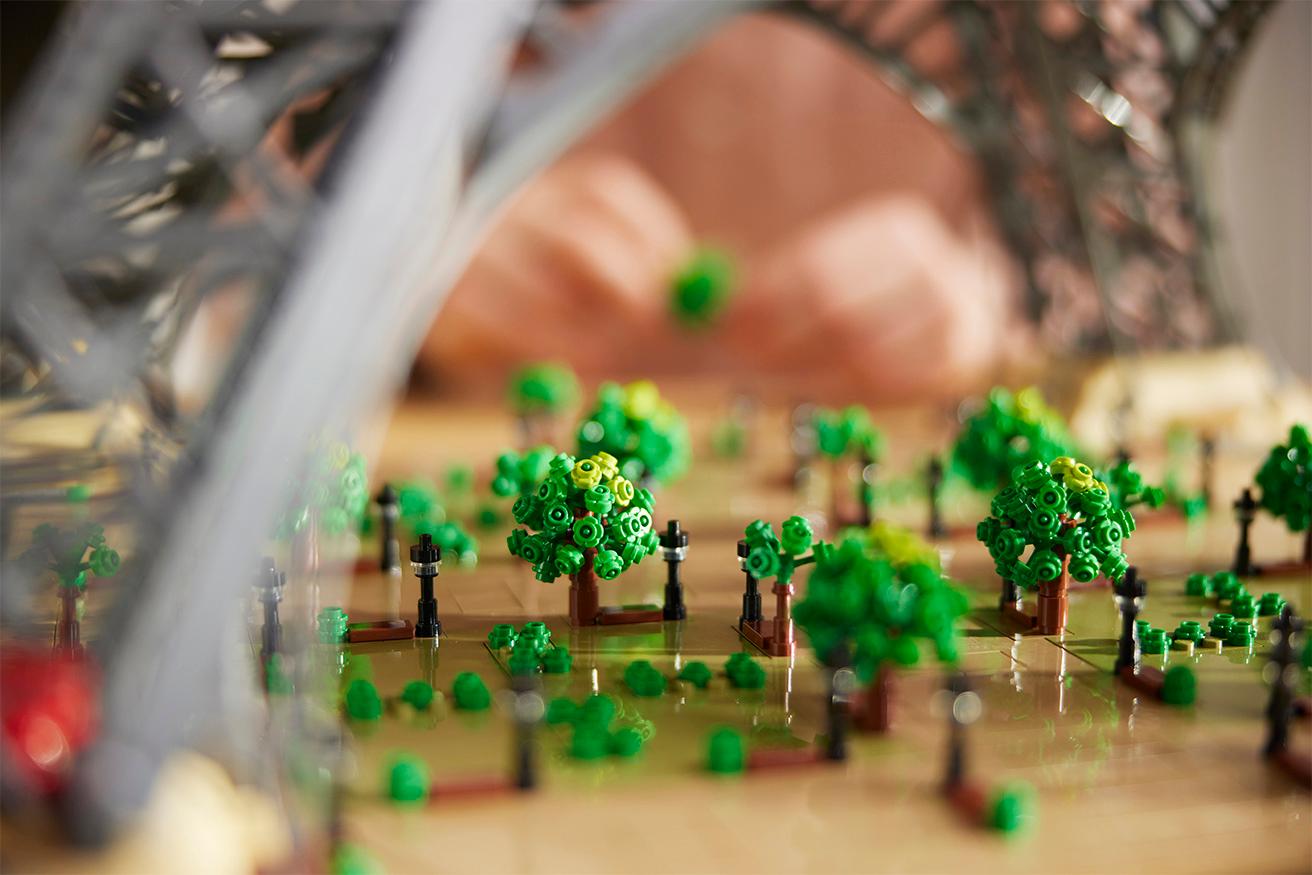 トロカデロ広場の街灯やベンチ、樹木や植え込みなどもリアルに再現。(c) 2022 The LEGO Group.