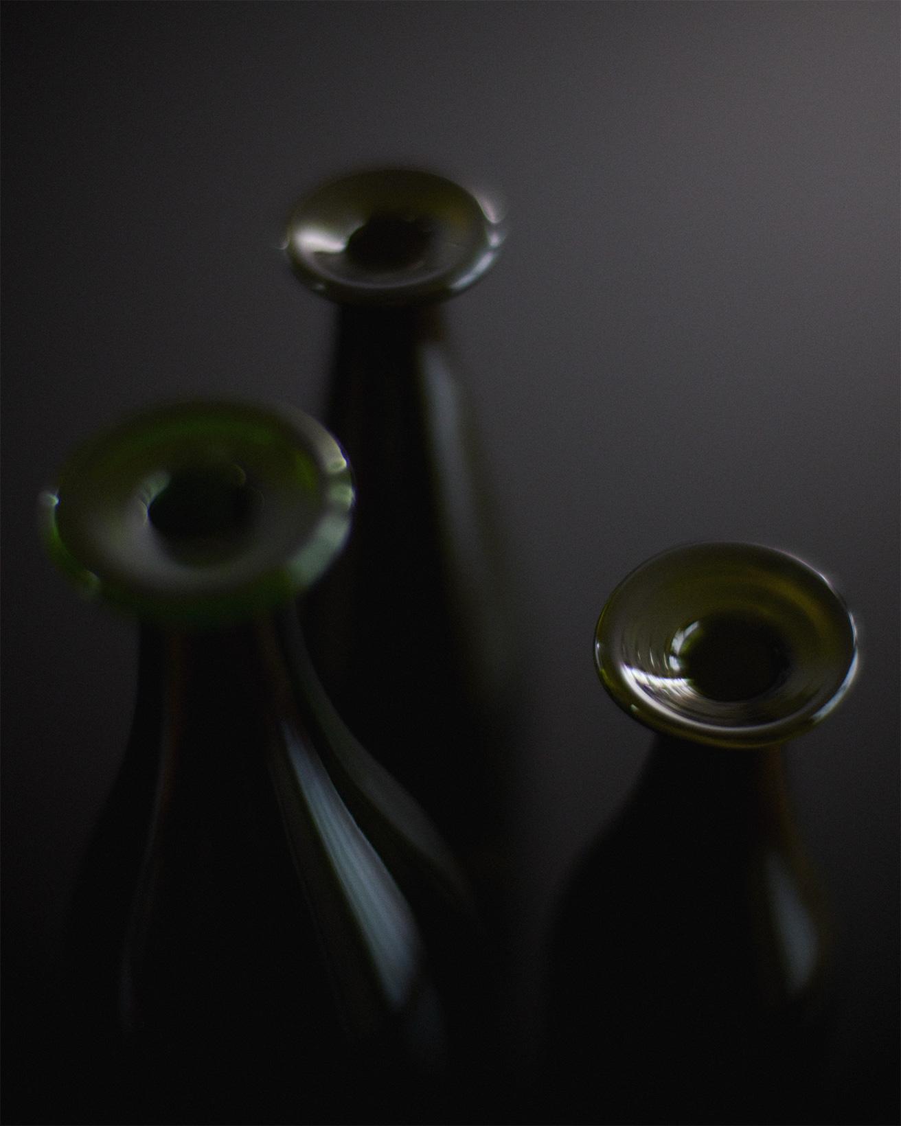 何気なく目にするワインボトルは、特別にデザインされたものではないが時代を経ても残ってきたかたち。ジャスパー・モリソンらしい着眼点によって誕生したフラワーボトルのネック部分は、イタリアのガラス職人がつけている。〈カッペリーニ〉の《スリー グリーン ボトルズ》H34.5×φ11.4cm、H30×φ7.5cm、H26.5×φ8.2cm 3点セット 48,400円（カッペリーニ ポイント トウキョウ TEL 03 6821 8890）
