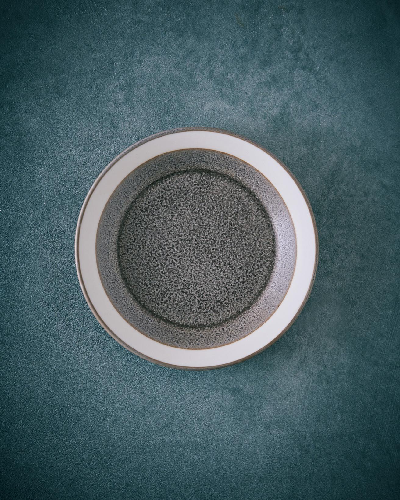 イイホシユミコさんによるデザインシリーズと木村硝子店がコラボした「dishes -ディシィーズ-」シリーズの豆皿。高台のないフラットな形状で、盛り付けた料理が映えるように設計されています。表参道で購入しました。
