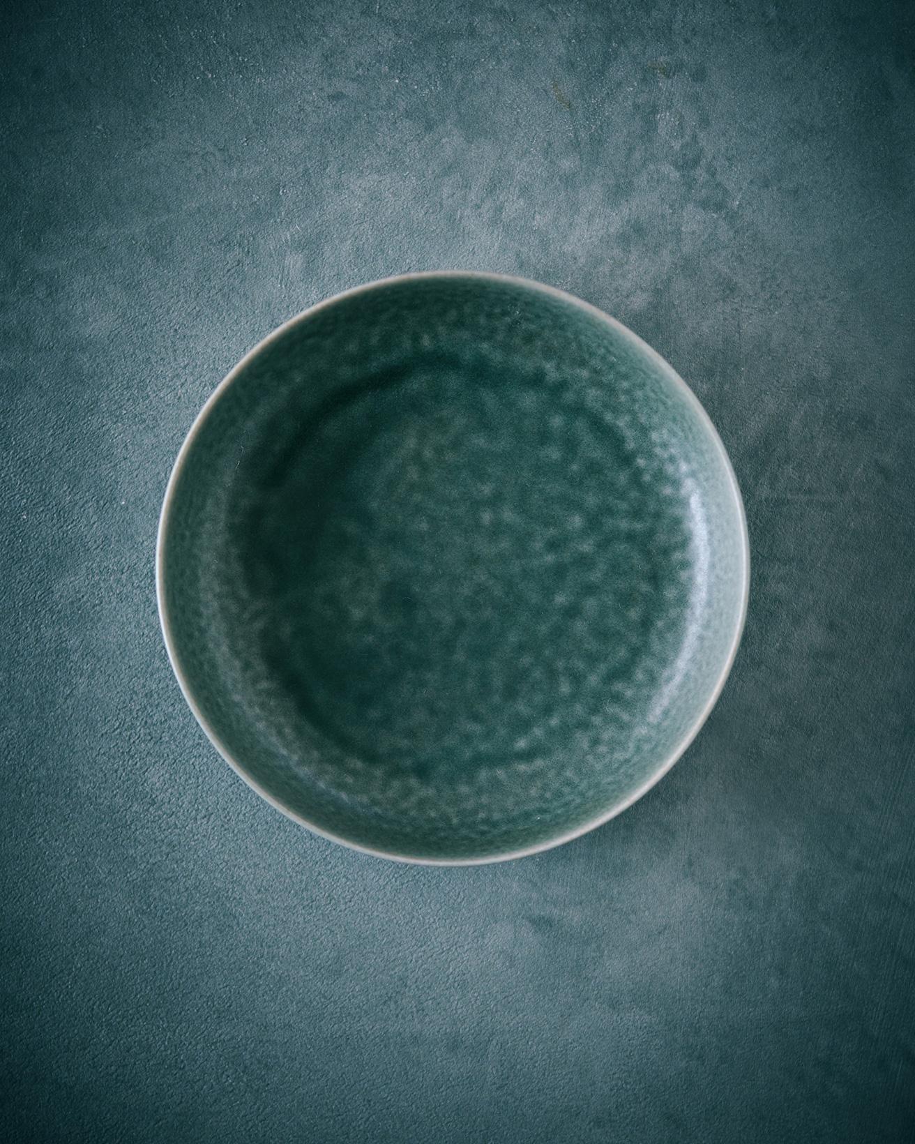 シンプルでどこか温かみのあるイイホシユミコさんデザインの豆皿。表参道周辺のギャラリーではいろいろな作家の作品を展示販売しているので、何かないかな？と定期的に見に行きます。こちらもふらっと立ち寄ったときに一目惚れしたものです。