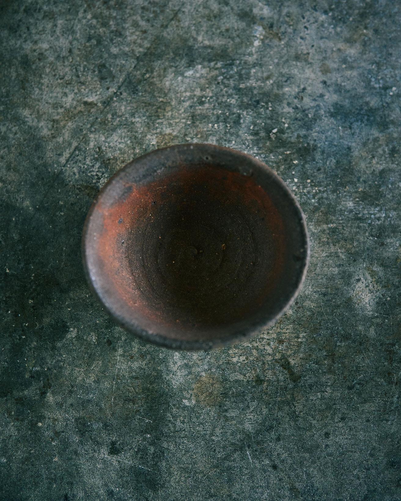 和歌山県の龍神村で作陶をされている中本さんの器。18年前くらいに購入したもので、白磁の印象がある今とは作風がずいぶん違いますが、力強いけれど大らかな中本さんらしさはそのままだなと思います。