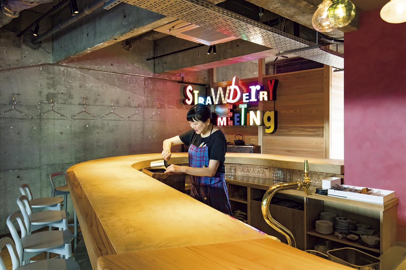 ポップな “STRAWberRY MEETINg” の電飾文字がひときわ目を引く店内。謎解きは日本酒を飲みながら。4名用個室、スタンディングスペースもある。