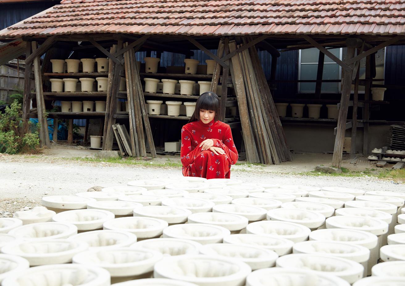 愛知県碧南市で昭和初期から七輪を作り続けている〈亀島製陶所〉で。天然の珪藻土を使って成形した七輪を、1か月ほどかけて天日干ししている最中。「まじめに整列しているようで、なんだか愛おしい」とかしゆか店主。