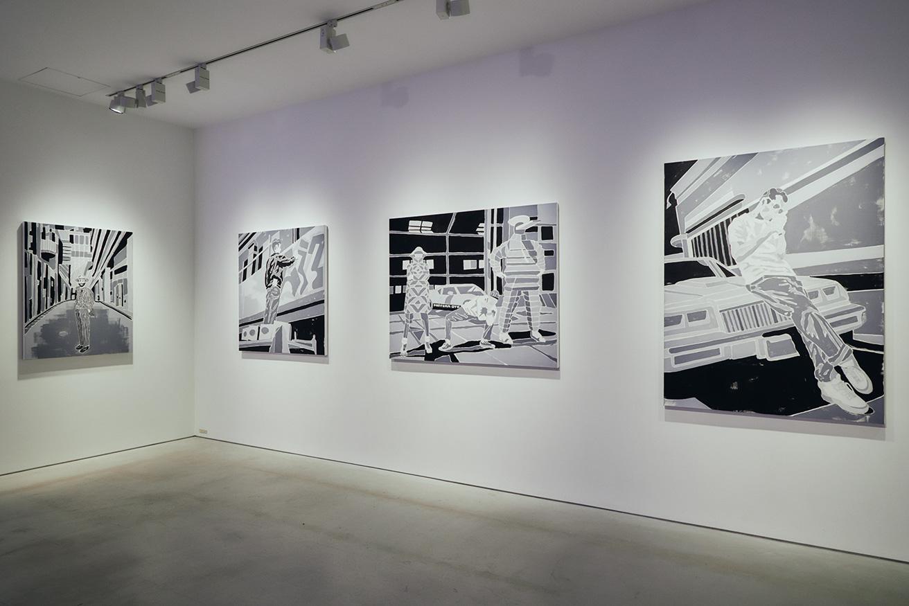 ギャラリーを入ってすぐ飛び込んで来る、ポートレートの連作。左からPOGGYこと小木基史、そして隣には1980年のニューヨーク時代のエリック・ヘイズを描いた作品が並ぶ。