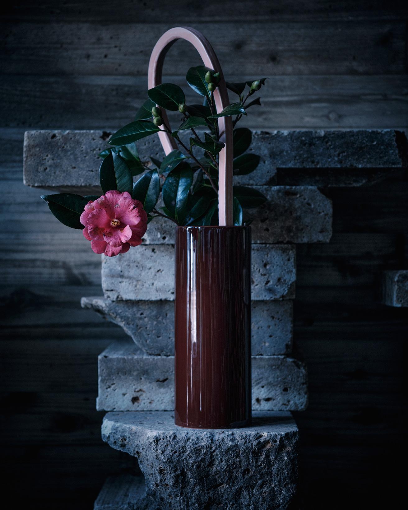【今週の花と器】椿と〈ヴィトラ〉の《ヴァース デクパージュ》｜1月