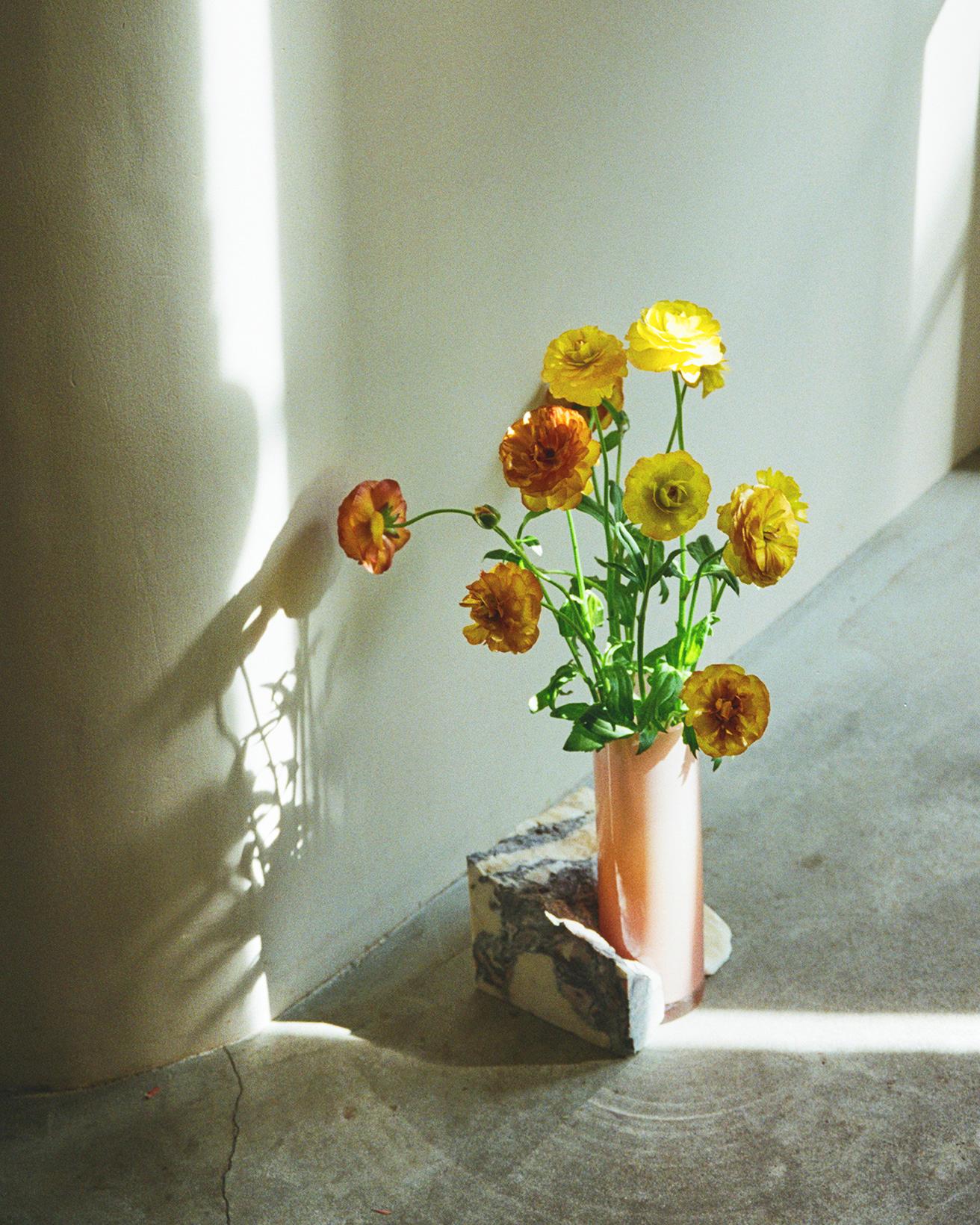 【今週の花と器】ラナンキュラス（ラックス）と〈スタジオエリック・オロブソン〉の《ドリルベース》｜2月