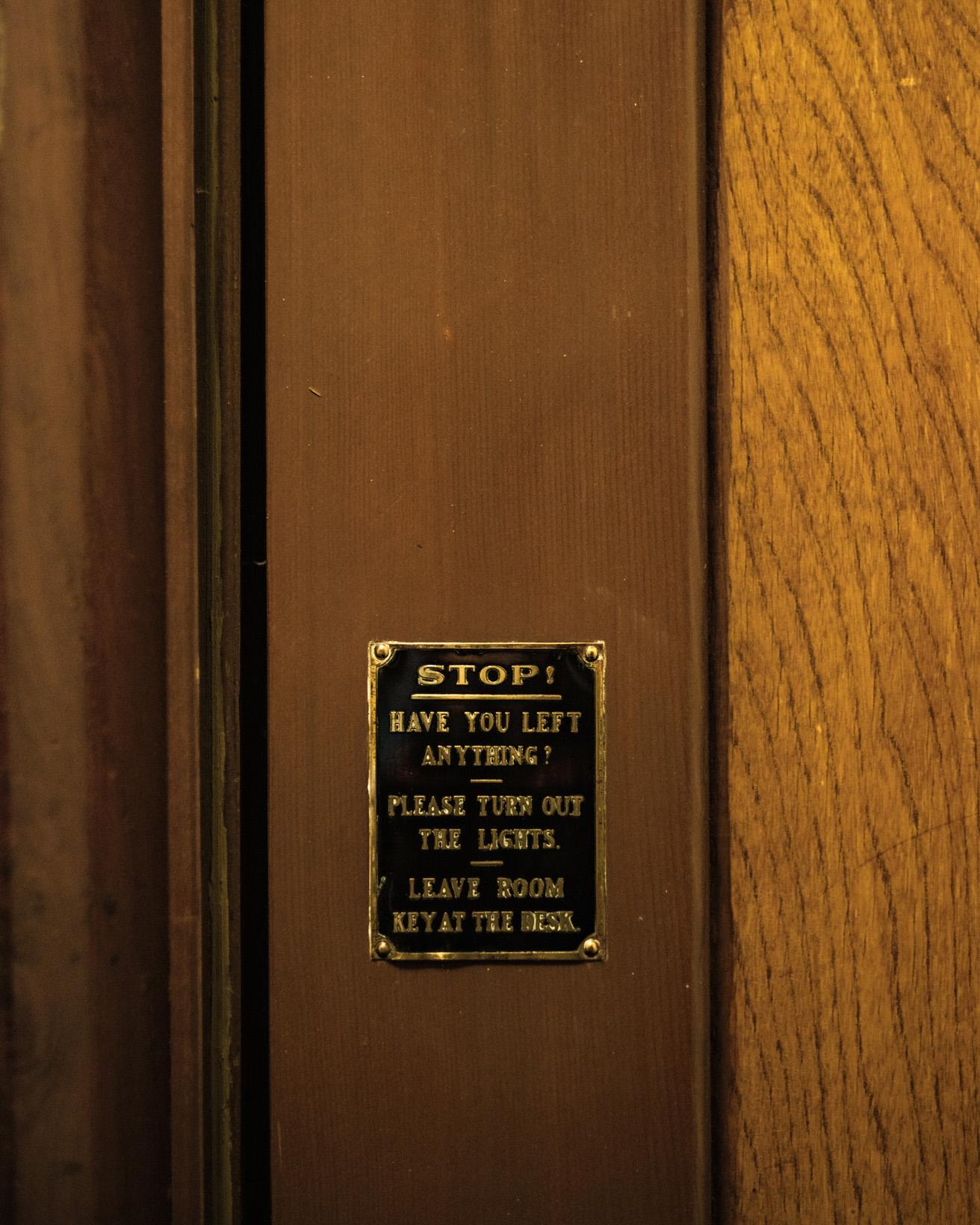 創業時から外国人利用者が多いホテルらしく、アルプス館・クラシックツインルームの扉には、英語表記の注意書きが残されている。