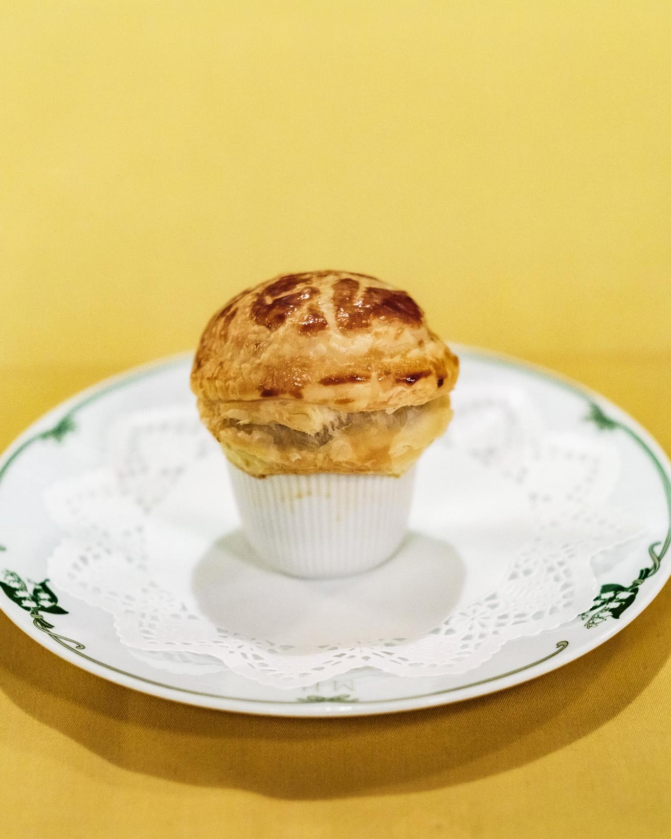 「ザ・クラシックディナー」のコース料理のひとつ。「フランス産エスカルゴときのこのフリカッセ パイ包み焼き」。歴代のオリジナル食器には、「幸せのおとずれ」という花言葉のすずらんが描かれてきた。
