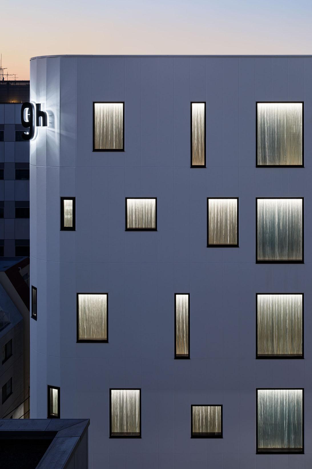 テキスタイルデザイナー・安東陽子が手がけたオリジナルファブリックのカーテンが窓辺に表情をもたらす。
