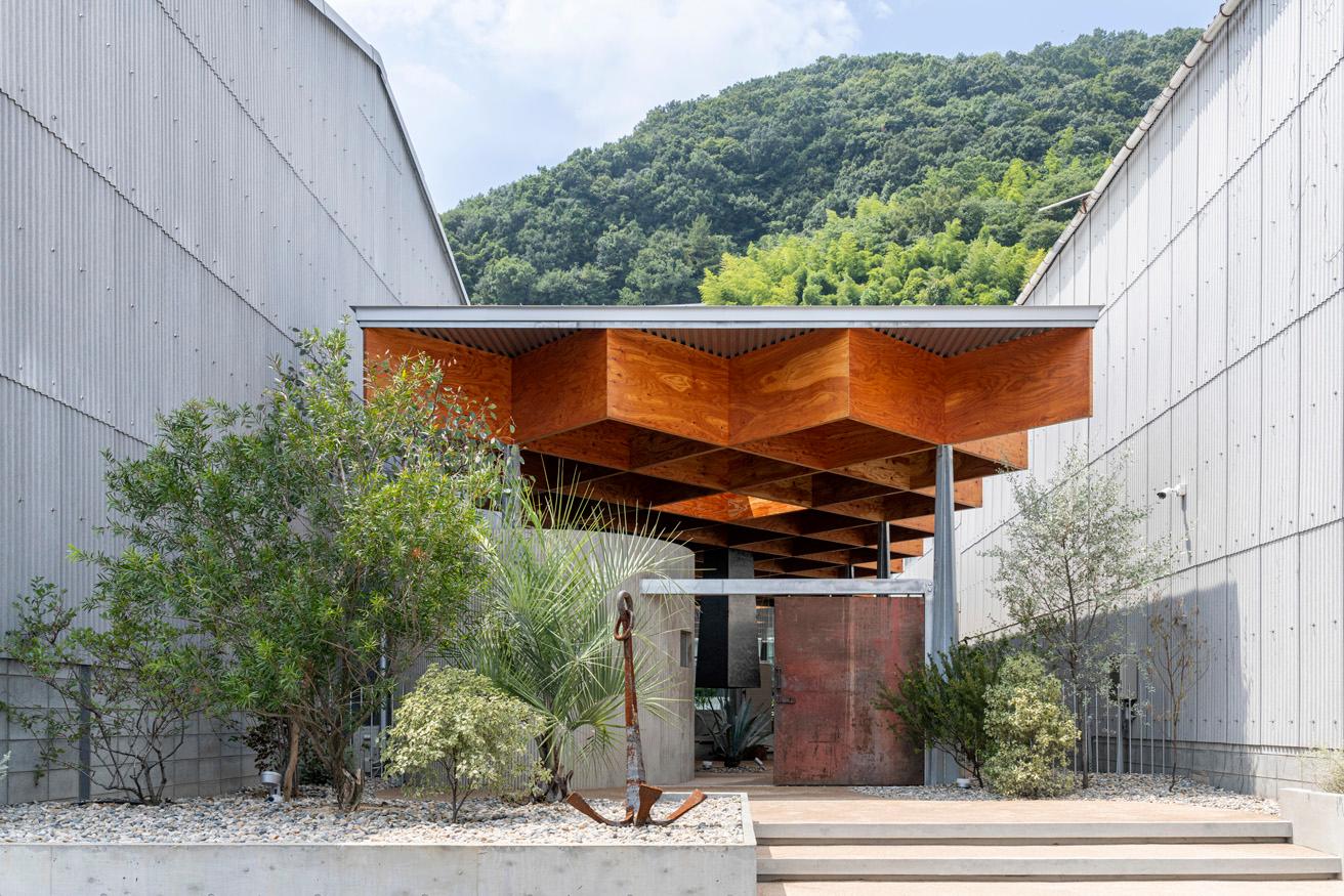 鍛造工場に隣接する〈santo〉は、2022年8月オープン。設計はイタリアの「Dedalo Minosse 2007/2008国際建築賞」 Under40グランプリを受賞した〈ホロコースト記念館〉や、〈後山山荘〉などを手掛けた建築家・前田圭介が担当した。