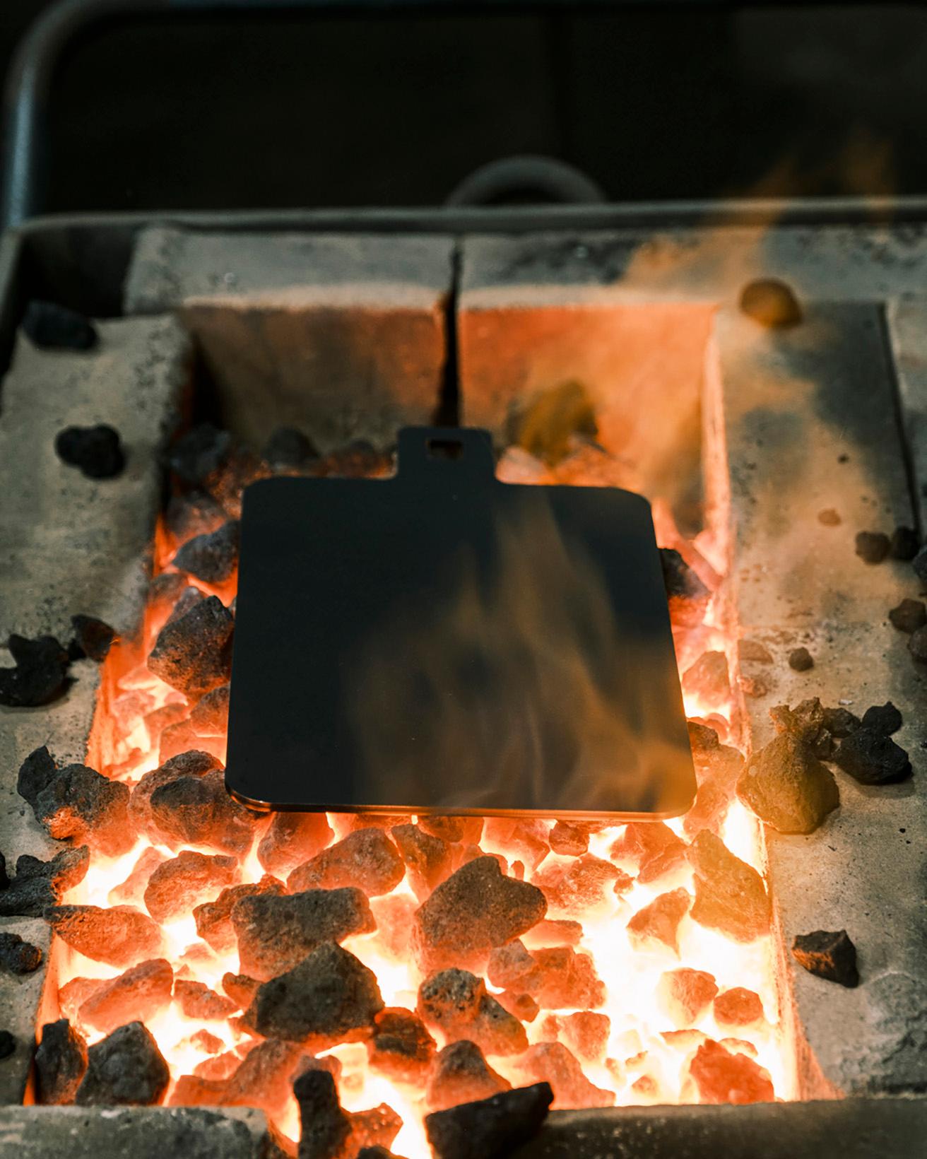 コークス炉で鉄板を熱し、ハンマーで叩いてフライパンを成形する。鞆の浦ではこうした鍛治の文化が奈良時代から脈々と受け継がれている。