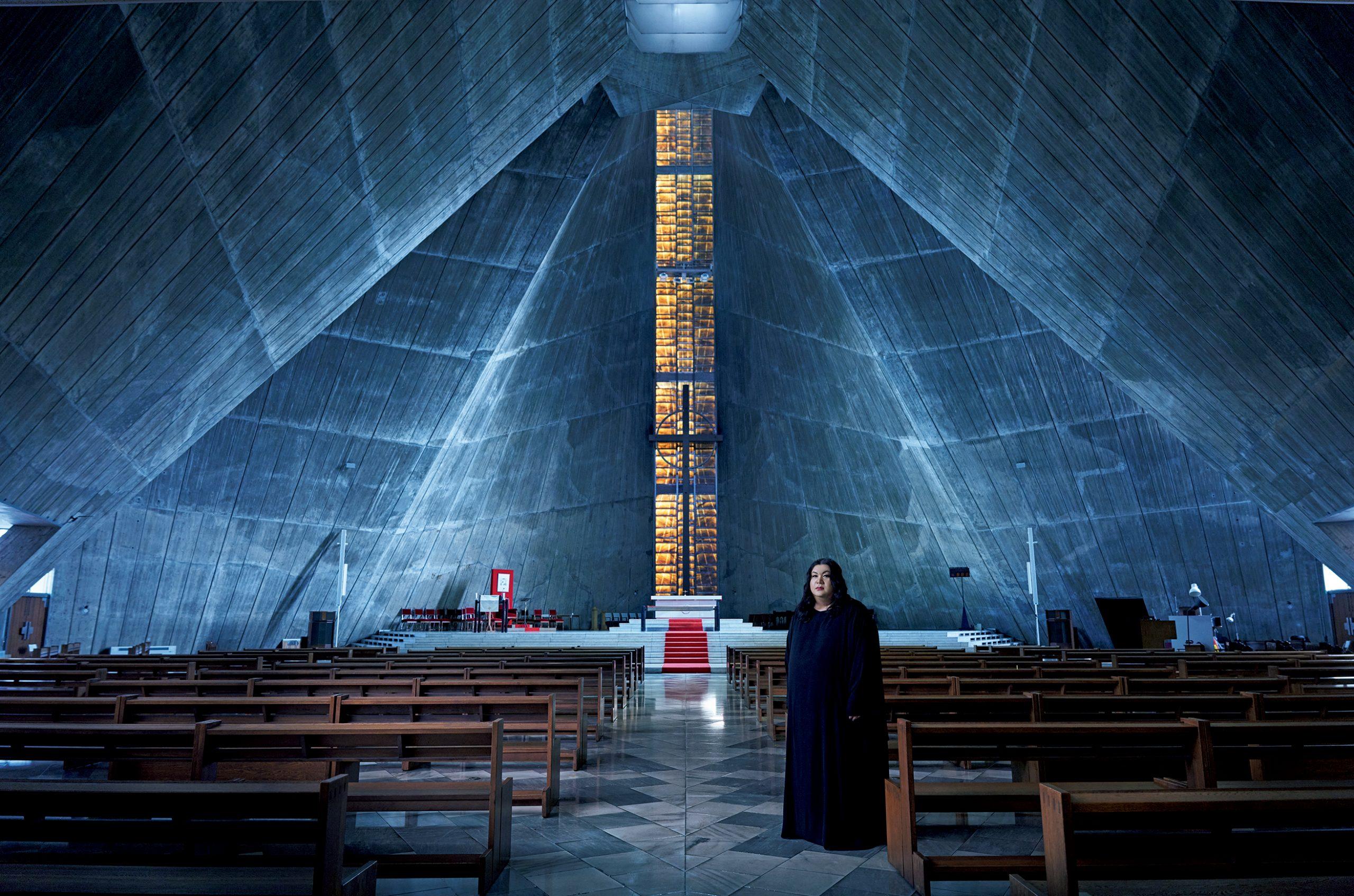マツコ・デラックスさんが丹下健三設計のカテドラルへ。12月8日発売号『聖なる建築100』。