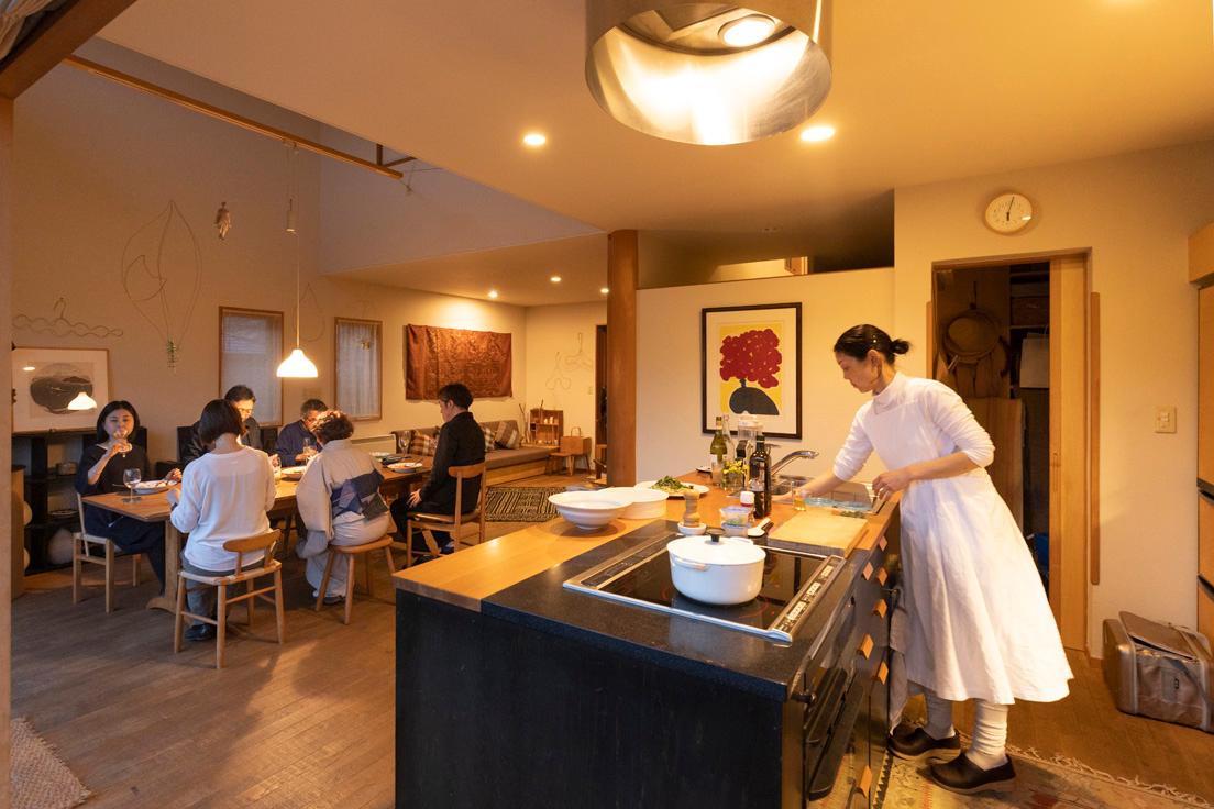 江波戸玲子さんの自邸。アイランドカウンターにもシンクとIHコンロを設けることで、ゲストも気軽に洗い物や料理の手伝いができるように。