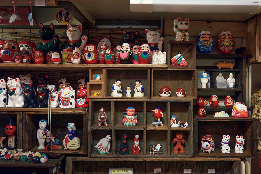 2015年開店の〈山響屋〉。瀬川さんの故郷、長崎など九州の郷土玩具が充実。「迷ったら、最初に目が合ったもの、連れて帰りたくなるものを。小さいものも飾りやすくておすすめ」（瀬川さん）