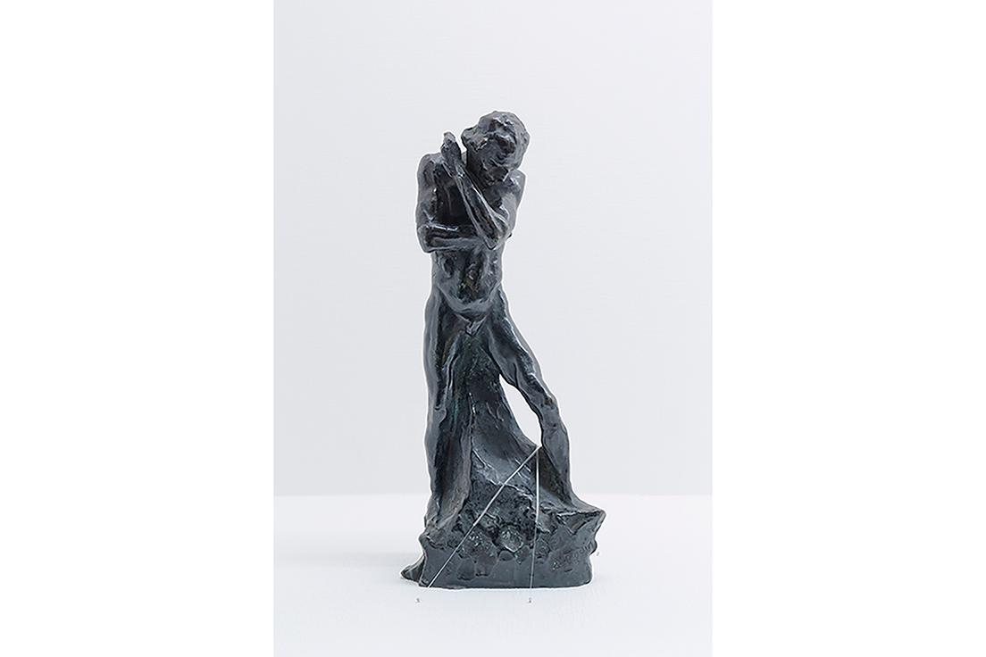 オーギュスト・ロダンのブロンズ彫刻《ある小さき影》（1885年、大原美術館所蔵、白樺美術館より永久寄託）。1911年末に作家自身から『白樺』同人に届いたもの。
