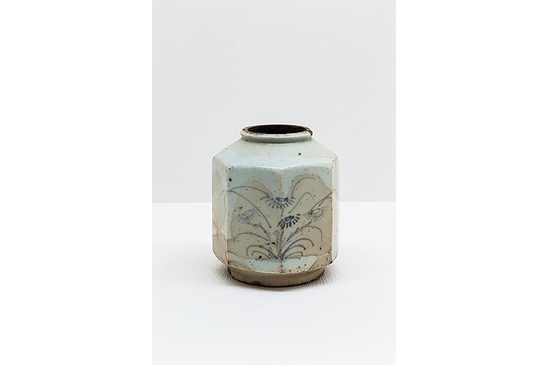 朝鮮半島の《染付秋草文面取壺》（瓢形瓶部分）（朝鮮時代　18世紀前半、日本民藝館）。浅川伯教が柳に贈ったもので、この壺をきっかけに柳は朝鮮の陶磁器の魅力に気づいた。