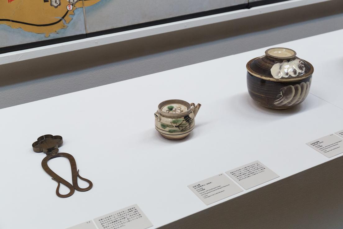左から、京都の真鍮製の《芯切鋏》（1920～1930年代）、近江信楽神山（滋賀県）の《山水土瓶》（1940年頃）、尾張品野（愛知県）の《牡丹刷毛蓋物》（1940年頃）。民藝運動は、日本の地域に根付いたものづくりに美を見出していった。いずれも日本民藝館。