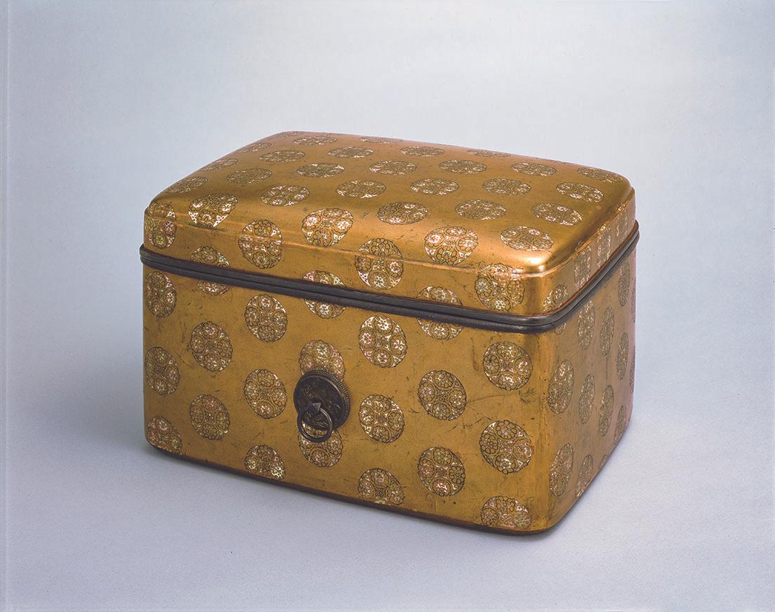 国宝　浮線綾螺鈿蒔絵手箱（ふせんりょうらでんまきえてばこ）　鎌倉時代（13世紀）サントリー美術館蔵　手箱は身辺回りの小道具や筆記具、化粧道具をしまうための箱。
