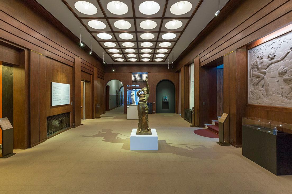 展覧会の幕開けを飾る本館ロビーには、サルヴァドール・ダリの《炎の女》（1980年）、《抽き出しのあるミロのヴィーナス》（1956-64年）とともに、ヤン・ファーブルの《甲冑（カラー）》（1996-2002年）が展示。

