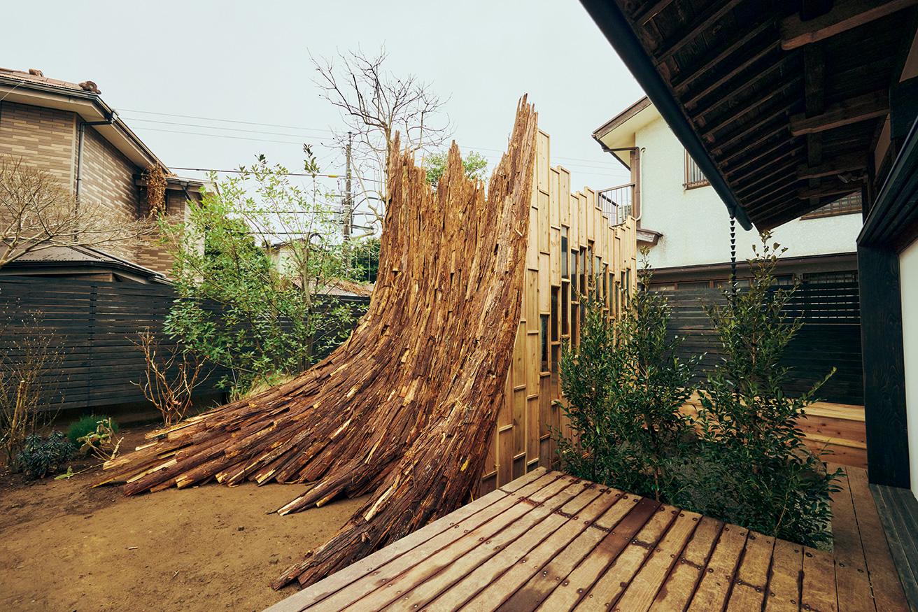 庭には現代美術家の栗林隆による体験型インスタレーション〈stump 001 kamakura〉が。