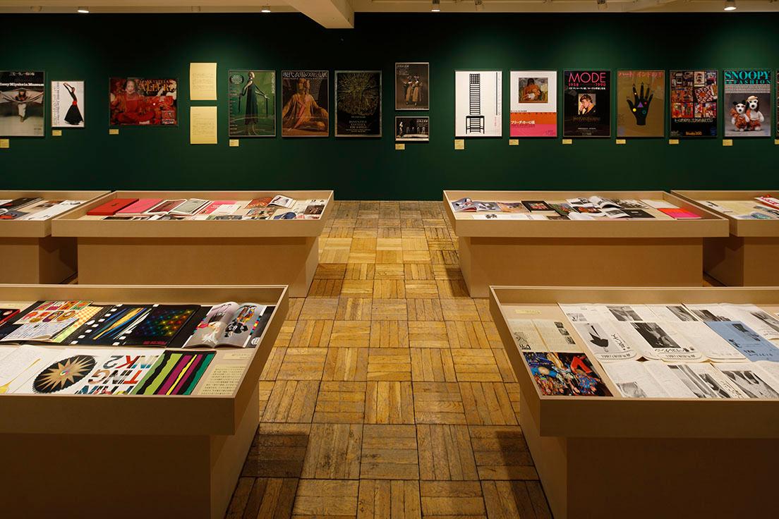 「展示室1：中間子」の展示風景。1959年以降に手がけた編集やキュレーションなどさまざまな仕事の記録が並ぶ。
