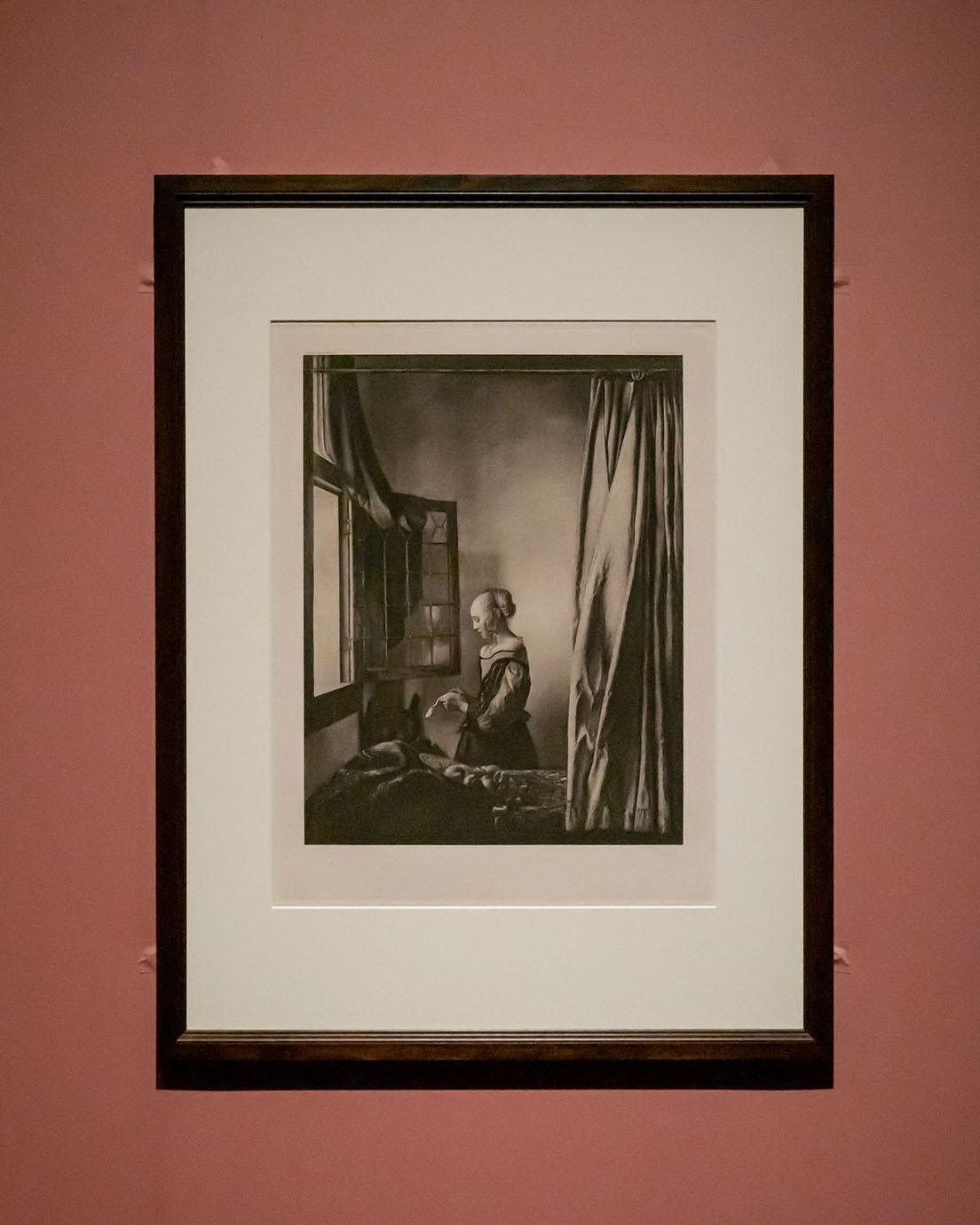 作者不詳《窓辺で手紙を読む女（フェルメールの原画に基づく）》（1907年頃、ドレスデン美術大学）。版画と写真を組み合わせたフォトグラヴュールという手法によるもの。画面のひび割れまで再現されている。
