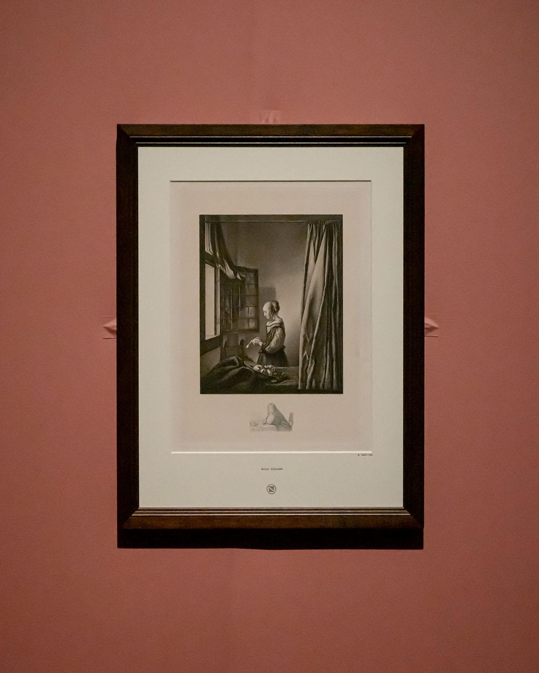 ヒューゴ・ビュルクナー《窓辺で手紙を読む女（フェルメールの原画に基づく）》（1893年、ドレスデン版画素描館）。この少し前、1862年にこの絵の作者がフェルメールであると認められている。それまではピーテル・デ・ホーホなど、別の画家の作だと考えられていた。