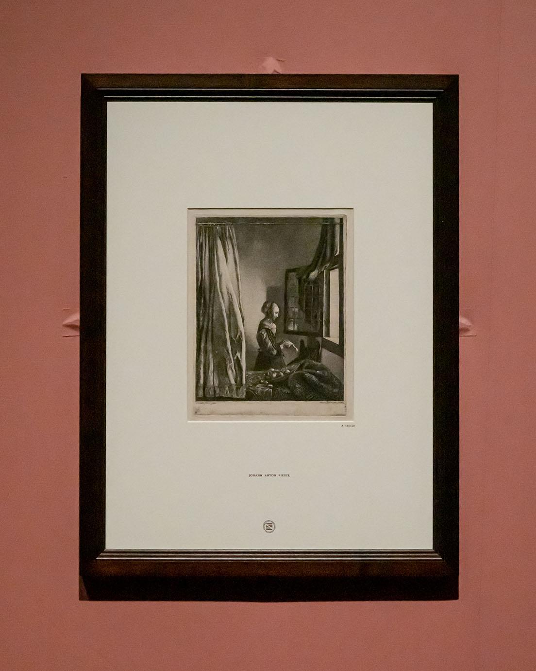 アントン・ハインリヒ・リーデル《窓辺で手紙を読む女（フェルメールの原画に基づく）》（1783年、ドレスデン版画素描館）。フェルメールの作品を最初に複製した版画。この時点で画中画は塗りつぶされている。