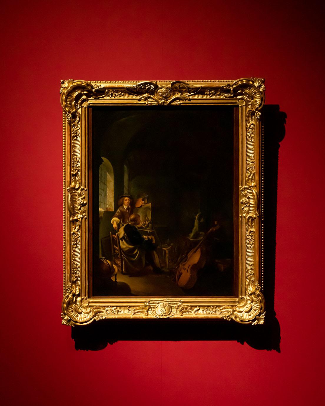 フランス・ファン・ミーリス《画家のアトリエ》（1655～57年頃）。フェルメールと同時代の画家の作品。絵を描くときのモチーフとした彫像や楽器が置かれている。フェルメールもこんなアトリエで制作していたのかもしれない。