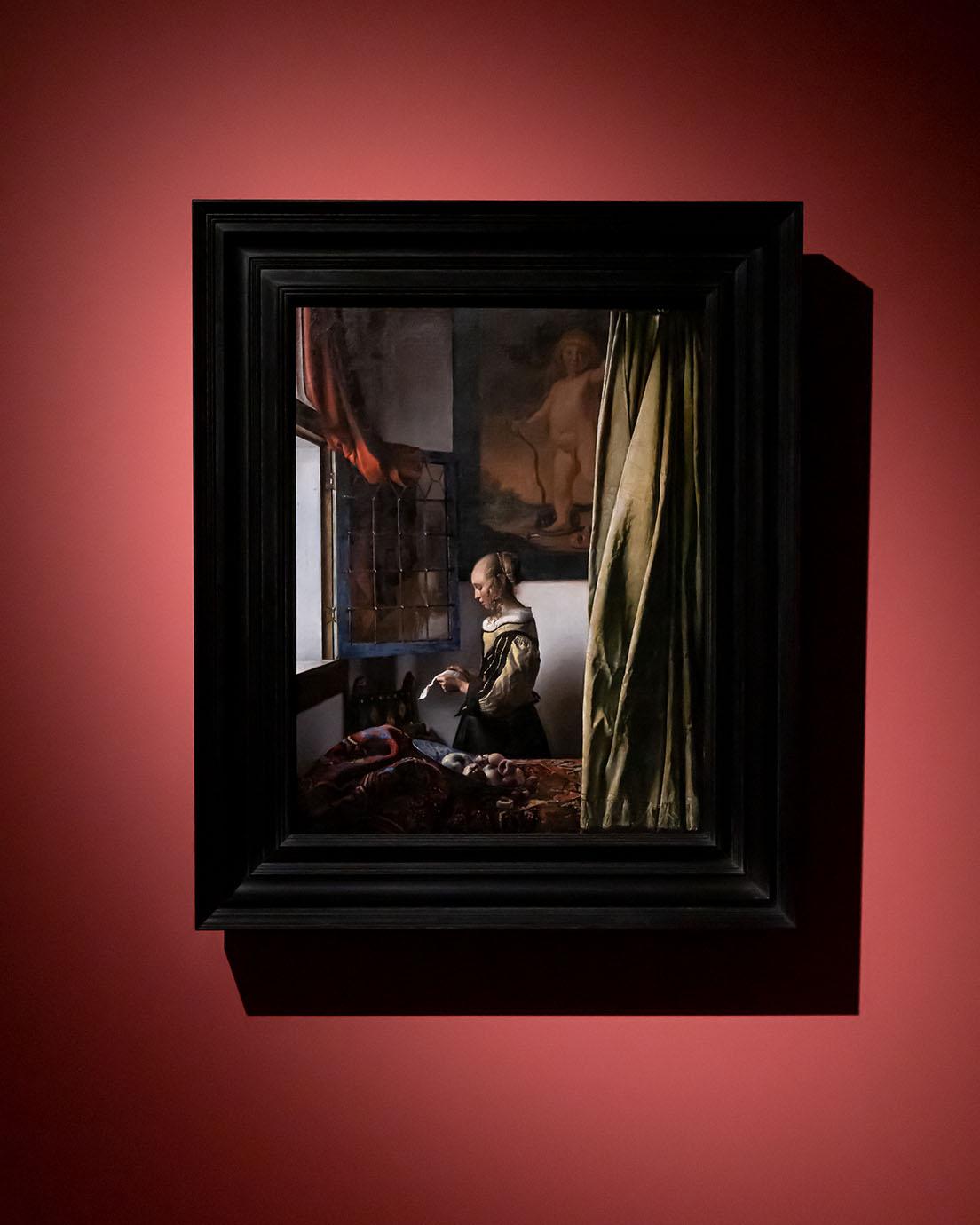 フェルメール《窓辺で手紙を読む女》（修復後）（1657~59年頃）。修復後はキューピッド以外のところもくっきりと際だって見えるようになった。
