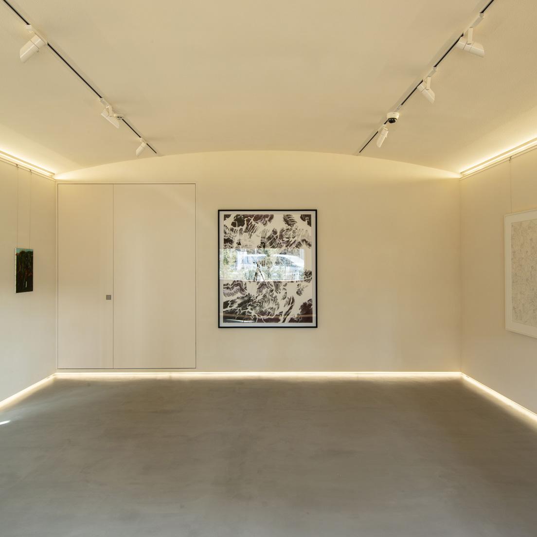 1階の展示室は丸みを帯びた天井と淡いクリーム色の吹き付け塗装の壁面が特徴。日本美術や工芸の展示も行えるように、他の展示室とは空間のニュアンスを変えている。正面はアブデルカダー‏・ベンチャマの《Engramme - Fata Bromosa》。 