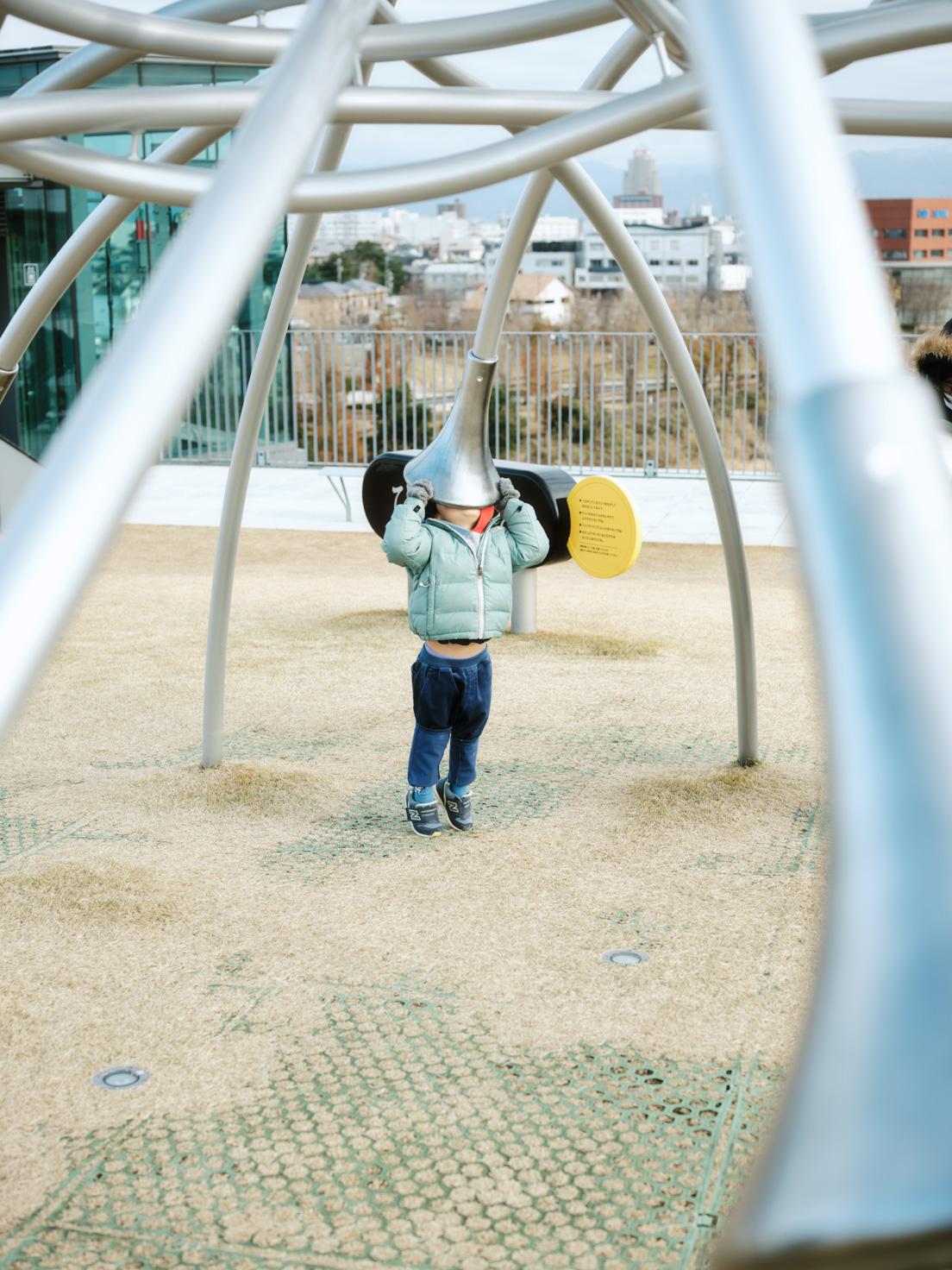 カメラマンのお子さんが遊ぶのは「ひそひそ」を表現した遊具。
