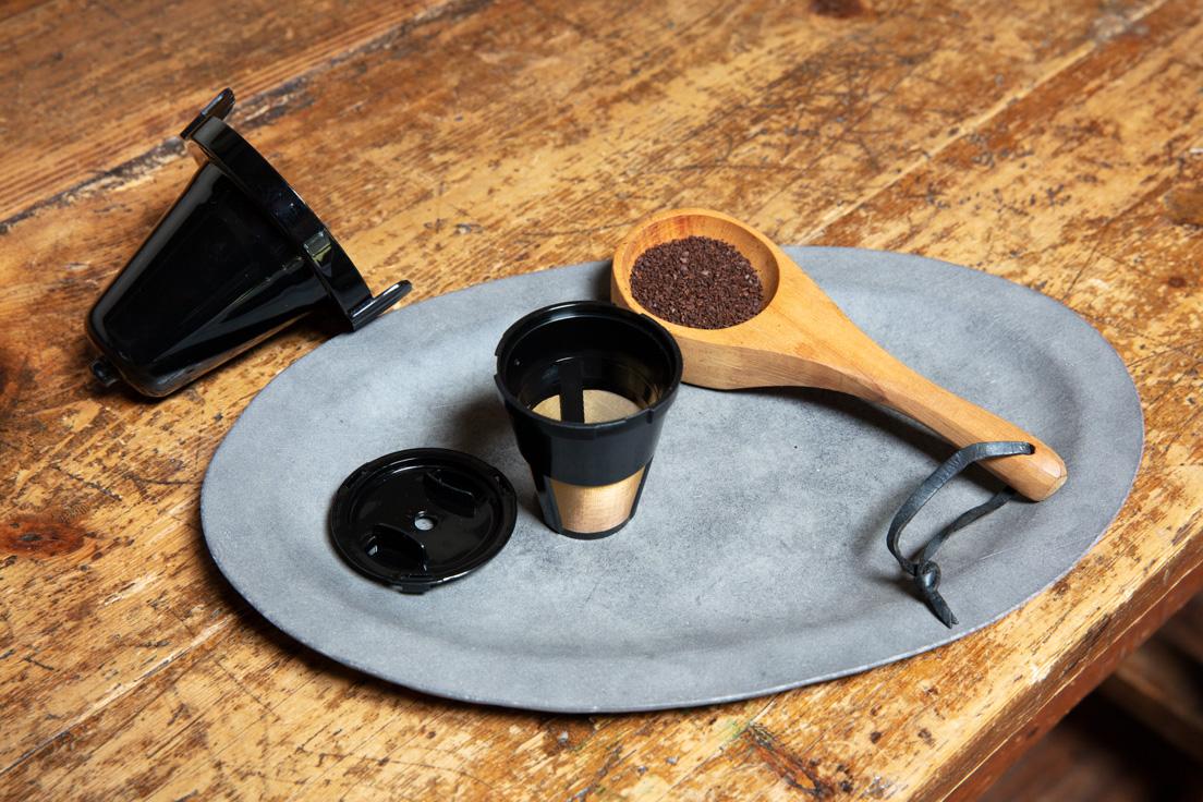 付属の専用ホルダー＆フィルターを使えば、手持ちの好きなコーヒー（粉）も抽出できる。