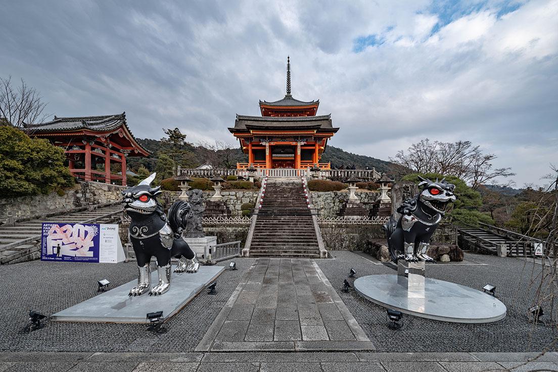 〈清水寺〉西門の前ではヤノベケンジの《KOMAINU -Guardian Beasts-》が境内を守る。　撮影：顧剣亨