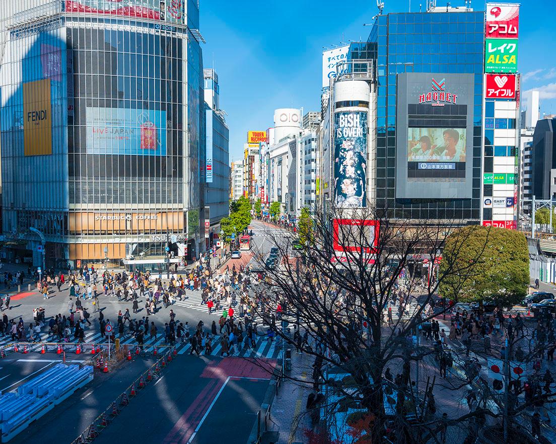 《渋谷スクランブル交差点2022》現在は写真手前側で旧〈東急百貨店東横店〉の取り壊しが進んでいる。