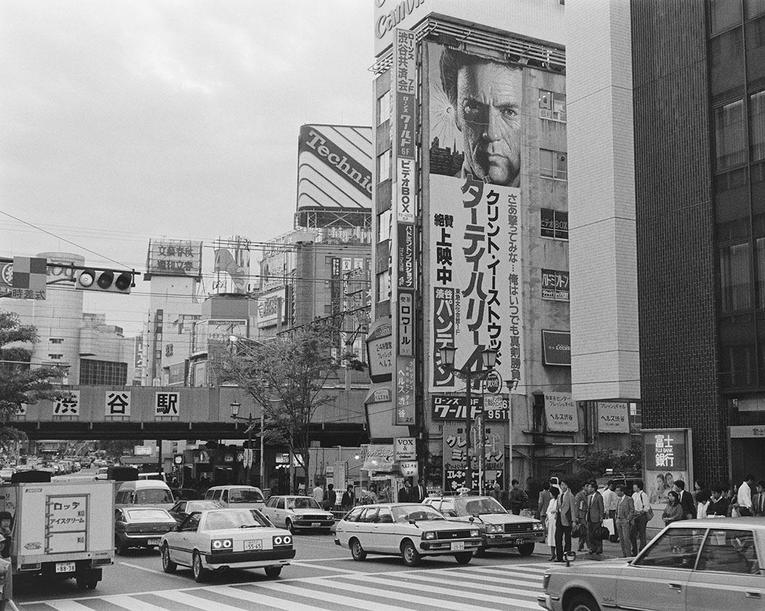 《渋谷・ガード1984》「ネガの撮影時期を判断するのに、映画の看板などは貴重な手がかりとなりました」と善本。