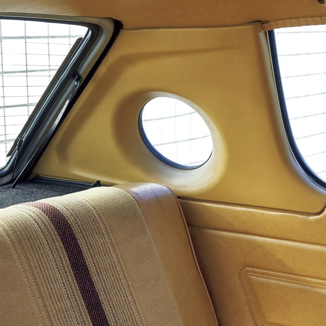 外観のアクセントとなっている丸窓は、後席の視界確保にも役立つ。