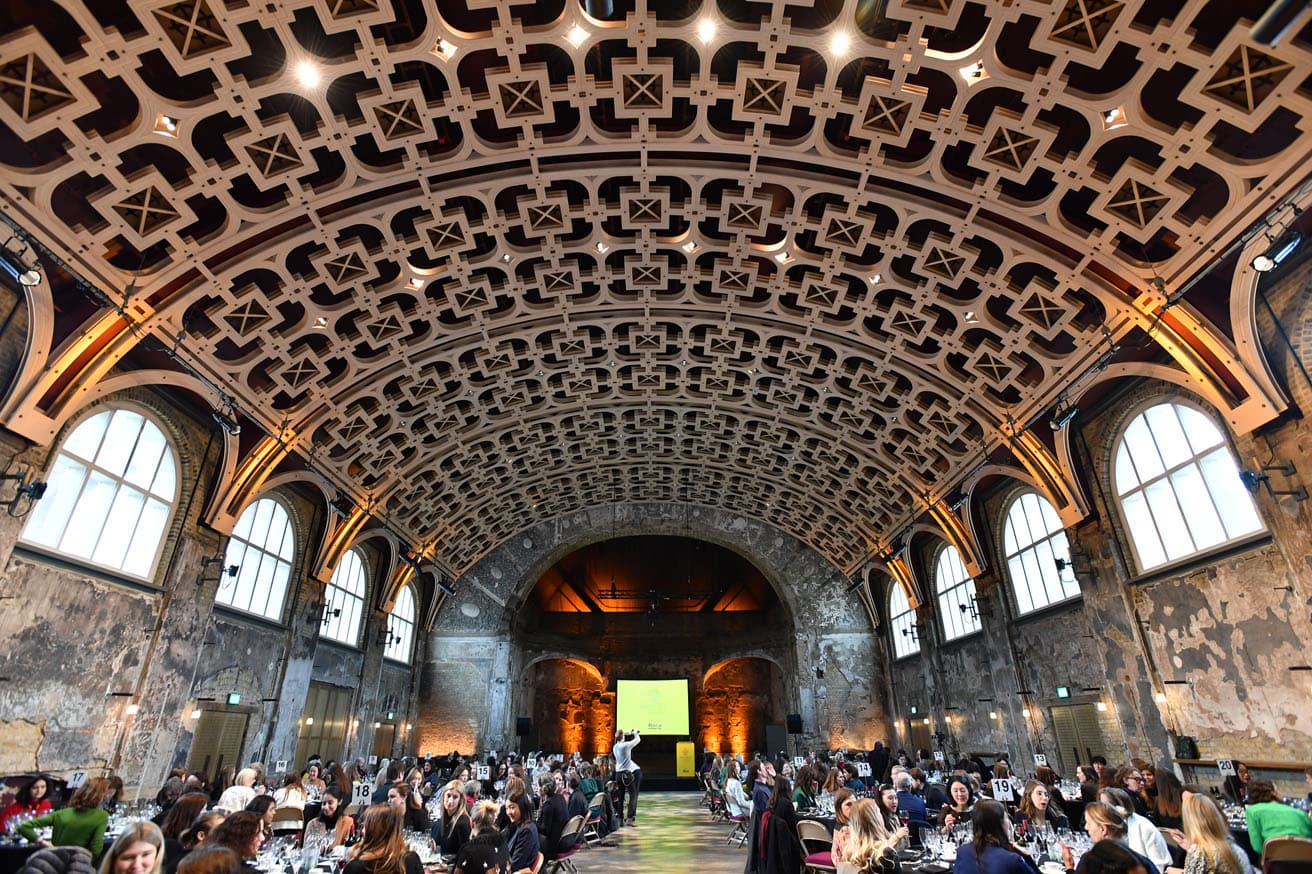 「Wアワード」の授賞式会場〈バタシー・アーツセンター〉のグレートホール。1891年に建てられた元区役所だが、火災で一部焼失後、ヘイワース・トンプキンスの改築で再オープンした。