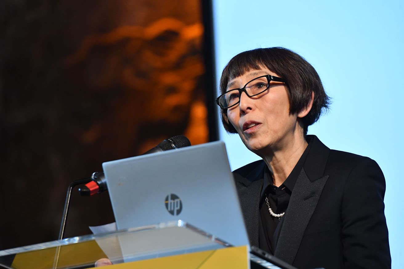 受賞後、女性建築家4人で手掛けた〈岐阜県営住宅ハイタウン北方南ブロック〉などについて、プレゼンテーションを行った妹島和世。4人のうちの1人、リズ・ディラーも2019年に「ジェーン・ドリュー賞」を授与されている。