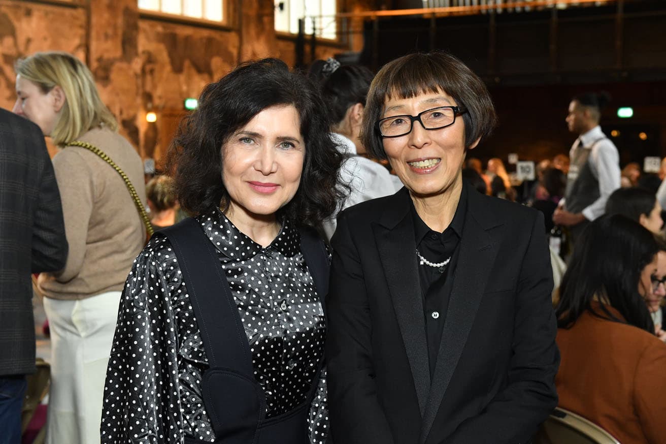 前回の受賞者であるファシッド・ムサヴィ(元FOA) から表彰盾を贈られた妹島和世。2人は1995年の〈横浜大さん橋国際客船ターミナル〉のコンペ時からの知り合いと言う仲。妹島からは雛祭りのお菓子の手土産がムサヴィに贈られた。