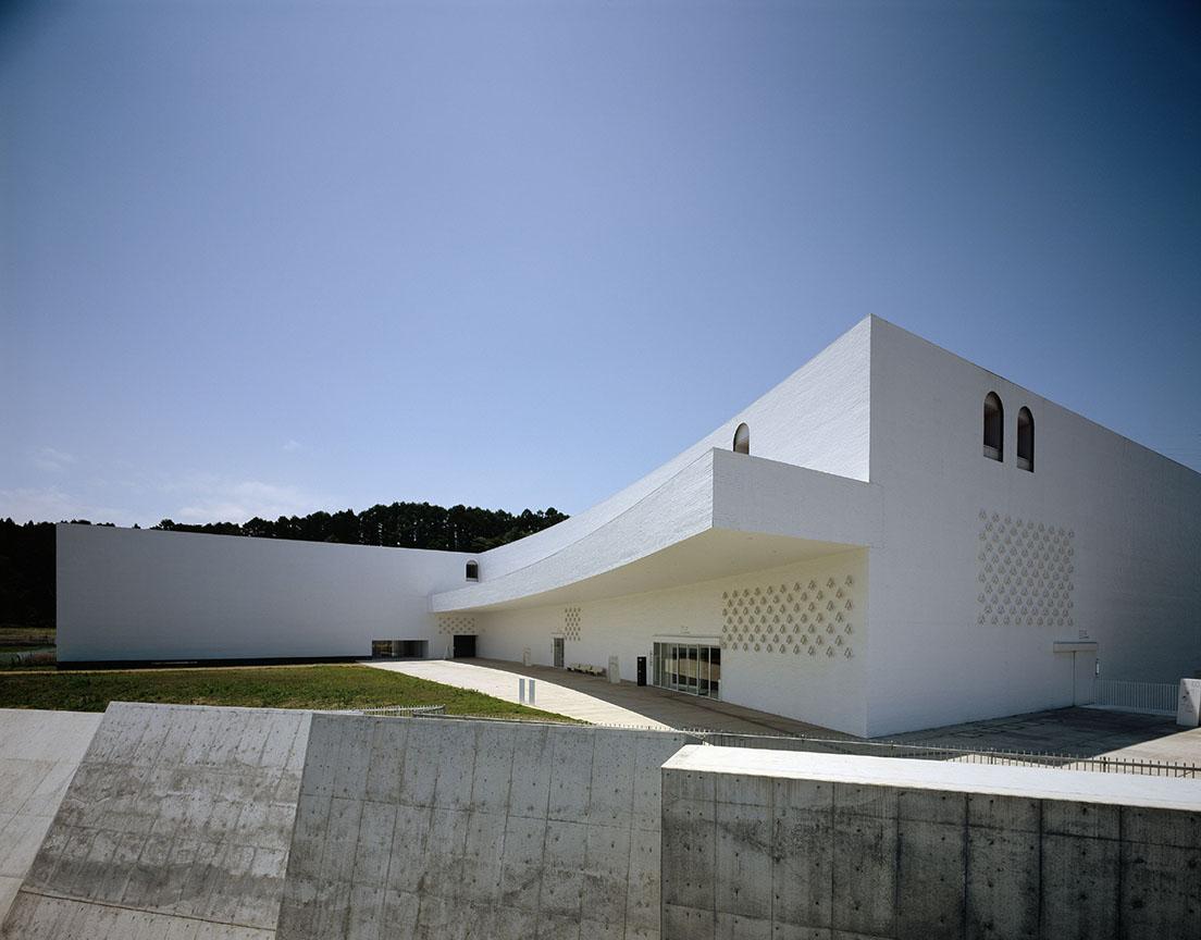 2006年にオープンした〈青森県立美術館〉は、〈京都市京セラ美術館〉の改修も手がけた青木淳設計。幾何学的に切り込んだ地面に、白く塗装したレンガをかぶせた凹凸の空間が印象的だ。
