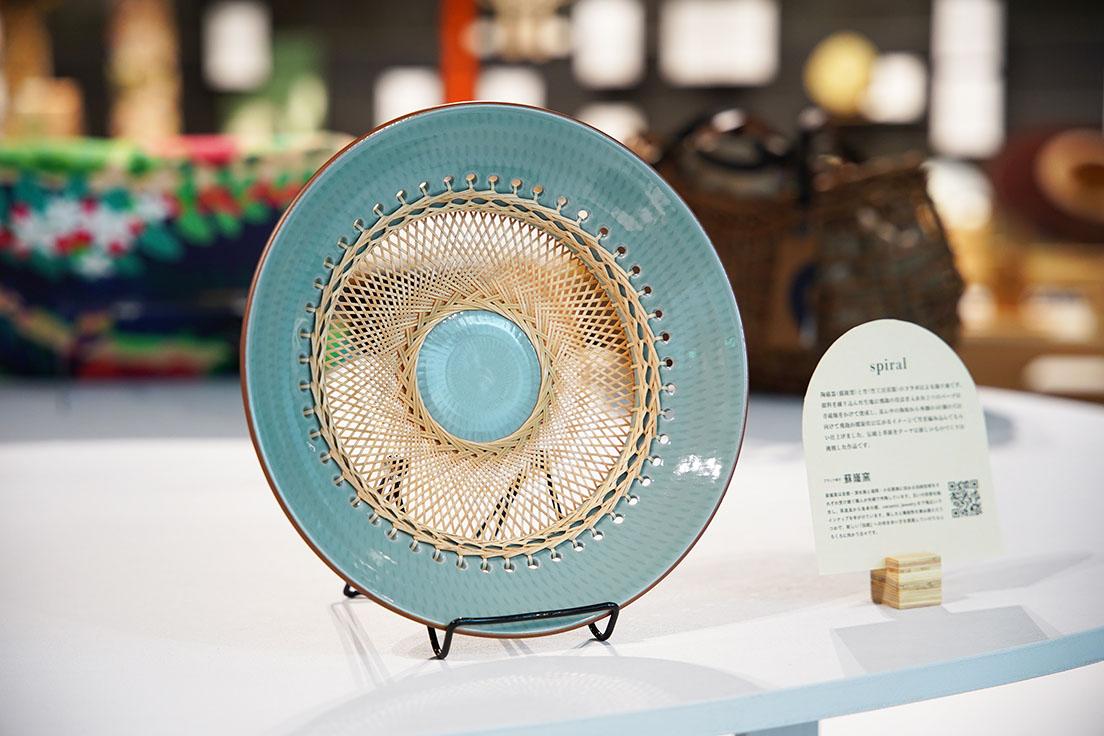 京都・東山に工房をかまえる〈蘇嶐窯〉による、同じく京都の竹工芸職人・細川秀章（竹工房 喜節）とのコラボレーション作品。異素材の組み合わせが新たな器の可能性を見せる。メイン会場〈京都伝統産業ミュージアム〉での『新時代の工芸 POPUP SHOP』より。