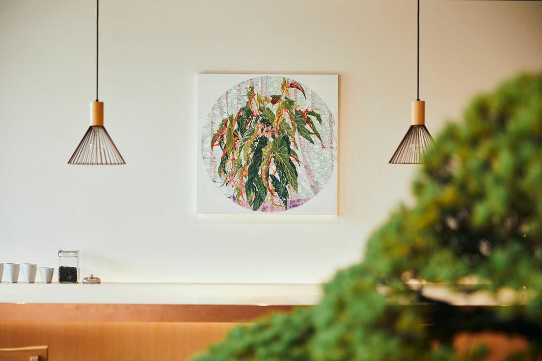 3月9日〜12日の4日間、市内の〈ホテル カンラ 京都〉にて行われた『Kyoto Crafts Exhibition DIALOGUE』1階ラウンジ会場風景。壁にかけられた絵画は『Kyoto Crafts Exhibition DIALOGUE』メインビジュアルにも起用された美術作家・藤野裕美子によるもの。