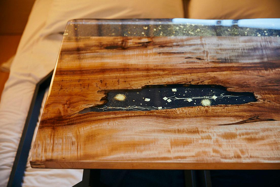 金彩扇子作家・米原康人による、レジンと箔のテーブル。『Kyoto Crafts Exhibition DIALOGUE』の〈米原康人〉展示より。