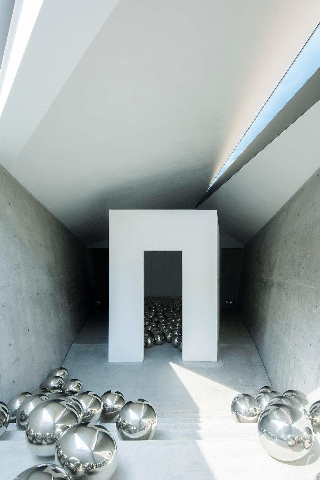 コンクリート壁による二重構造でできた館内は、入れ子のように内部にまた別の空間が作られている。