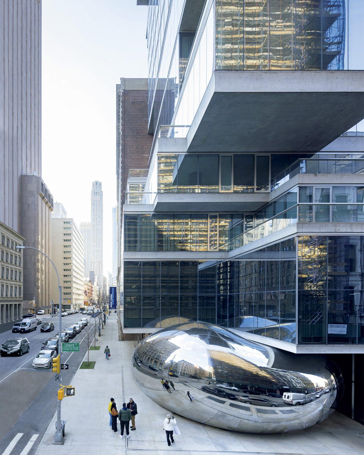 ヘルツォーク＆ド・ムーロン設計のビルに風船が出現!? NYでアニッシュ・カプーアの“ミニ・ビーン”完成！