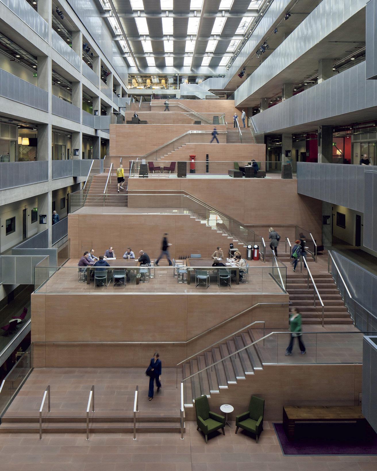 BBC Scotland Headquarters（2007）　イギリスの放送局BBCスコットランドの本社屋。吹き抜けの大階段がコミュニケーションの機会を創出。photo_Ute Zscharnt