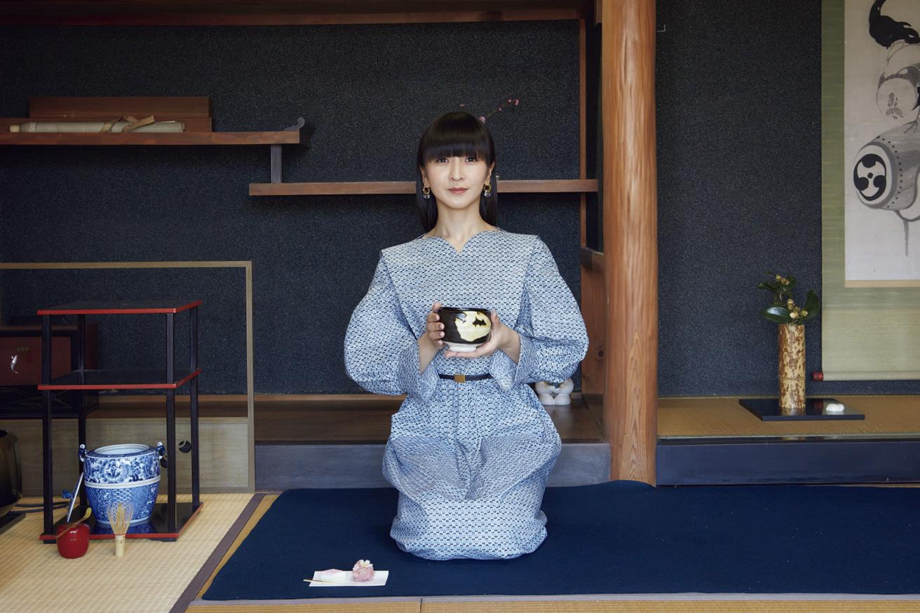 奈良県生駒市の高山地区。室町時代から茶筅を作り続ける谷村家の20代当主、谷村丹後さんの工房を訪ねた。敷地内の茶室でお茶を点てていただいたかしゆか店主、初めての体験に緊張しつつ「お点前頂戴いたします」。